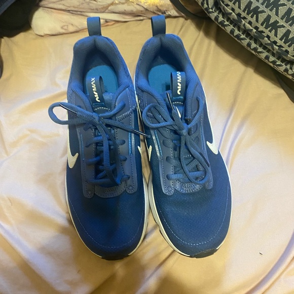 Worn but still in good condition - Picture 2 of 5